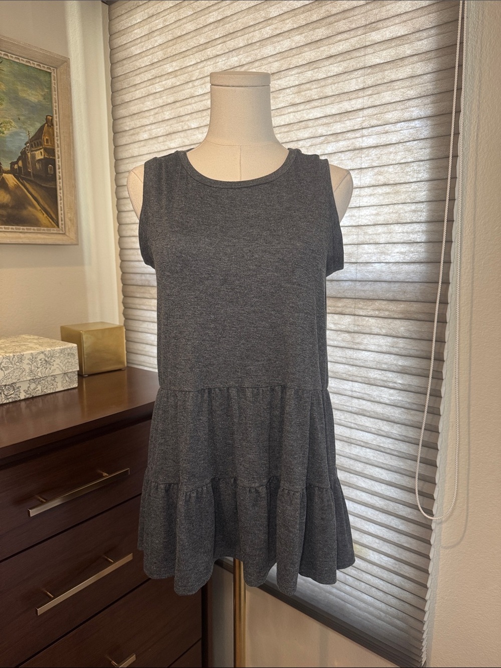 Ruffle Bottom Baby Doll Style Tank in Charcoal Gray. Size Small